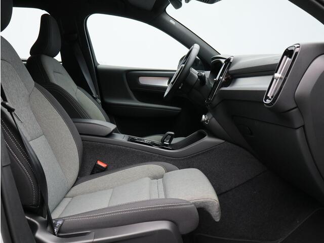 Volvo XC40 2.0 B4 Plus Dark / Trekhaak / Stoel+stuur+voorruitverwarming / Elektr. bed. stoelen / Harman Kardon