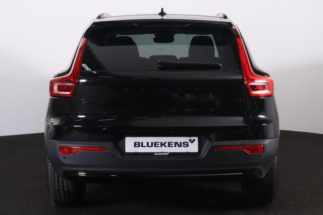 Volvo XC40 B3 Ultra Black Edition - Panorama/schuifdak - IntelliSafe Assist & Surround - 360º Camera - Harman/Kardon audio - LED Pixel koplampen - Verwarmde voorstoelen & stuur - Parkeersensoren voor & achter - Elektr. bedienb. voorstoelen met geheugen links - Draad