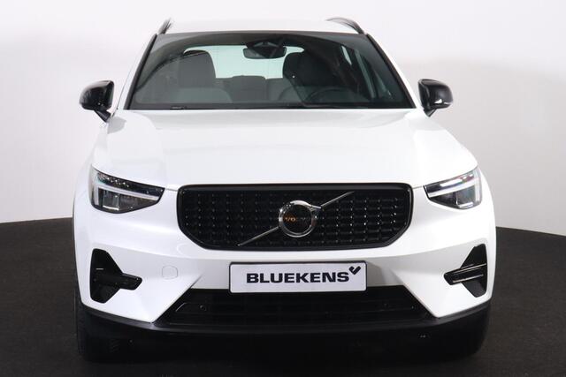 Volvo XC40 B4 Plus Dark - IntelliSafe Assist & Surround - Harman/Kardon audio - Parkeercamera achter - Verwarmde voorstoelen & stuur - Parkeersensoren voor & achter - Elektr. bedienb. voorstoelen met geheugen links - Draadloze tel. lader - Elektr. inklapbare trekhaa