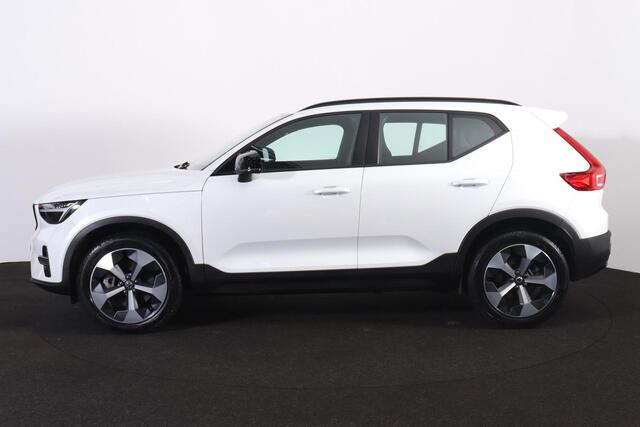 Volvo XC40 B4 Plus Dark - IntelliSafe Assist & Surround - Harman/Kardon audio - Parkeercamera achter - Verwarmde voorstoelen & stuur - Parkeersensoren voor & achter - Elektr. bedienb. voorstoelen met geheugen links - Draadloze tel. lader - Elektr. inklapbare trekhaa