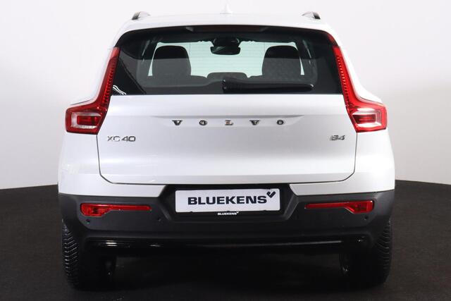 Volvo XC40 B4 Plus Dark - IntelliSafe Assist & Surround - Harman/Kardon audio - Parkeercamera achter - Verwarmde voorstoelen & stuur - Parkeersensoren voor & achter - Elektr. bedienb. voorstoelen met geheugen links - Draadloze tel. lader - Elektr. inklapbare trekhaa