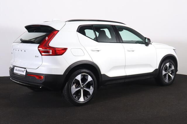 Volvo XC40 B4 Plus Dark - IntelliSafe Assist & Surround - Harman/Kardon audio - Parkeercamera achter - Verwarmde voorstoelen & stuur - Parkeersensoren voor & achter - Elektr. bedienb. voorstoelen met geheugen links - Draadloze tel. lader - Elektr. inklapbare trekhaa