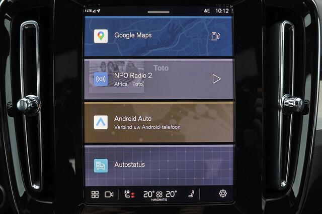 Volvo XC40 B4 Plus Dark - IntelliSafe Assist & Surround - Harman/Kardon audio - Parkeercamera achter - Verwarmde voorstoelen & stuur - Parkeersensoren voor & achter - Elektr. bedienb. voorstoelen met geheugen links - Draadloze tel. lader - Elektr. inklapbare trekhaa