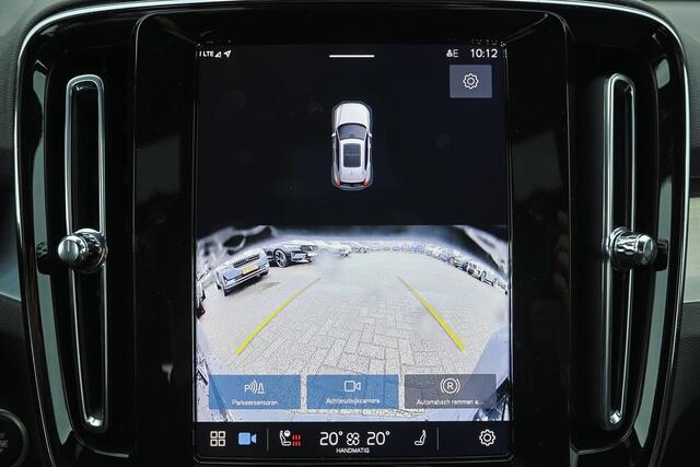 Volvo XC40 B4 Plus Dark - IntelliSafe Assist & Surround - Harman/Kardon audio - Parkeercamera achter - Verwarmde voorstoelen & stuur - Parkeersensoren voor & achter - Elektr. bedienb. voorstoelen met geheugen links - Draadloze tel. lader - Elektr. inklapbare trekhaa