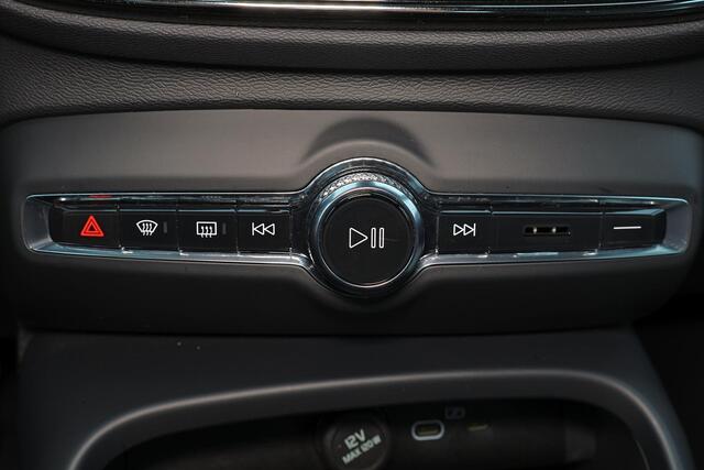 Volvo XC40 B4 Plus Dark - IntelliSafe Assist & Surround - Harman/Kardon audio - Parkeercamera achter - Verwarmde voorstoelen & stuur - Parkeersensoren voor & achter - Elektr. bedienb. voorstoelen met geheugen links - Draadloze tel. lader - Elektr. inklapbare trekhaa