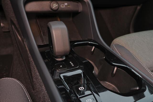 Volvo XC40 B4 Plus Dark - IntelliSafe Assist & Surround - Harman/Kardon audio - Parkeercamera achter - Verwarmde voorstoelen & stuur - Parkeersensoren voor & achter - Elektr. bedienb. voorstoelen met geheugen links - Draadloze tel. lader - Elektr. inklapbare trekhaa