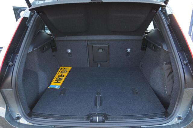 Volvo XC40 B4 211PK Automaat Plus Dark / Adaptive cruise control / Elektrische stoelen / Harman Kardon audio / Pilot assist / BLIS / Stoel en stuur verwarming / Elektrische achterklep / Parkeersensoren met camera / Google infotainment