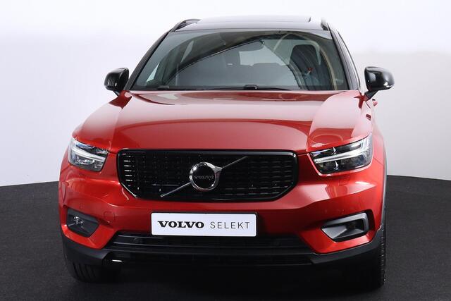 Volvo XC40 T4 Recharge R-Design - Panorama/schuifdak - IntelliSafe Assist - Harman/Kardon audio - Parkeercamera achter - Draadloze tel. oplader - Parkeersensoren voor & achter - Adaptieve LED koplampen - Apple Carplay & Android Auto - Verwarmde voorstoelen & stuur -