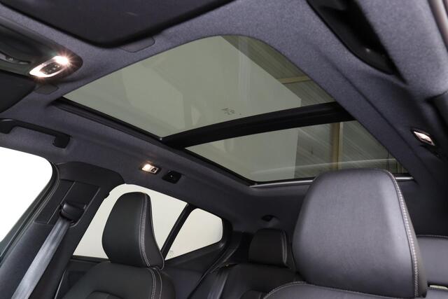 Volvo XC40 T4 Recharge R-Design - Panorama/schuifdak - IntelliSafe Assist - Harman/Kardon audio - Parkeercamera achter - Draadloze tel. oplader - Parkeersensoren voor & achter - Adaptieve LED koplampen - Apple Carplay & Android Auto - Verwarmde voorstoelen & stuur -