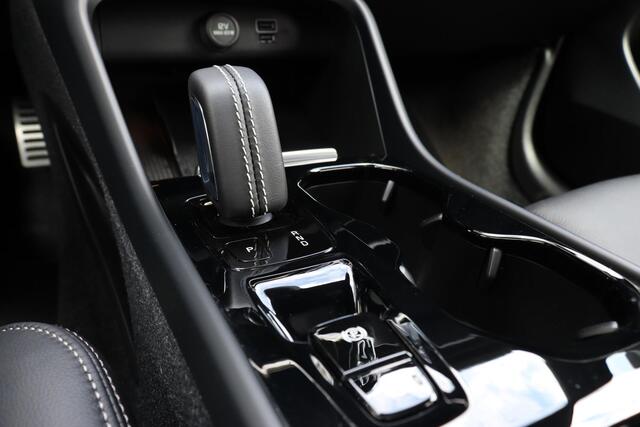 Volvo XC40 T4 Recharge R-Design - Panorama/schuifdak - IntelliSafe Assist - Harman/Kardon audio - Parkeercamera achter - Draadloze tel. oplader - Parkeersensoren voor & achter - Adaptieve LED koplampen - Apple Carplay & Android Auto - Verwarmde voorstoelen & stuur -