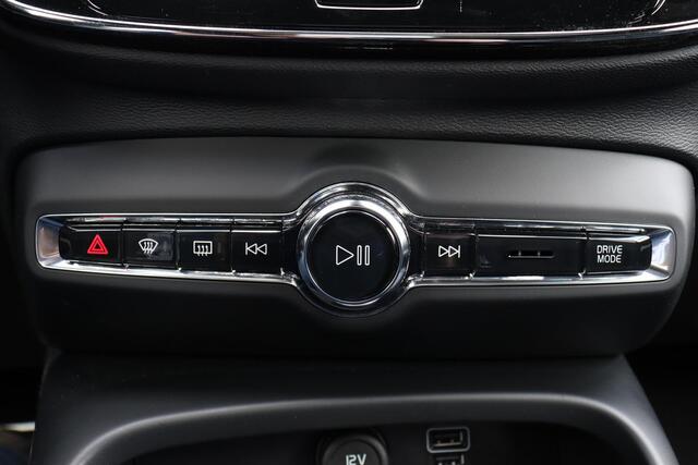 Volvo XC40 T4 Recharge R-Design - Panorama/schuifdak - IntelliSafe Assist - Harman/Kardon audio - Parkeercamera achter - Draadloze tel. oplader - Parkeersensoren voor & achter - Adaptieve LED koplampen - Apple Carplay & Android Auto - Verwarmde voorstoelen & stuur -