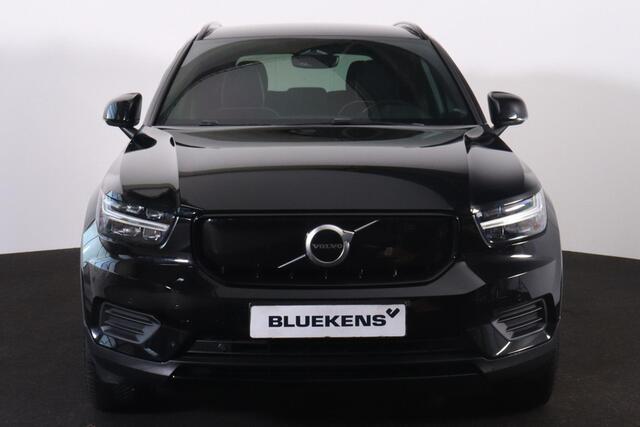 Volvo XC40 Recharge Plus - IntelliSafe Assist & Surround - Parkeercamera achter - Verwarmde voorstoelen & stuur - Parkeersensoren voor & achter - Draadloze tel. lader - Apple Carplay & Android Auto - Warmtepomp - Extra getint glas - Elektr. inklapbare trekhaak - 20'