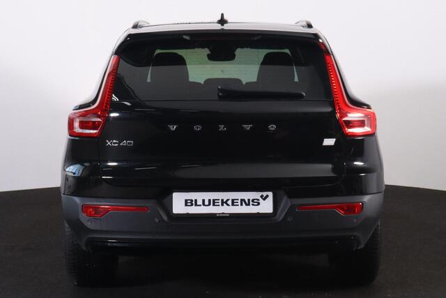 Volvo XC40 Recharge Plus - IntelliSafe Assist & Surround - Parkeercamera achter - Verwarmde voorstoelen & stuur - Parkeersensoren voor & achter - Draadloze tel. lader - Apple Carplay & Android Auto - Warmtepomp - Extra getint glas - Elektr. inklapbare trekhaak - 20'
