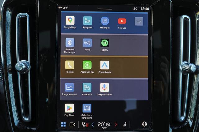 Volvo XC40 Recharge Plus - IntelliSafe Assist & Surround - Parkeercamera achter - Verwarmde voorstoelen & stuur - Parkeersensoren voor & achter - Draadloze tel. lader - Apple Carplay & Android Auto - Warmtepomp - Extra getint glas - Elektr. inklapbare trekhaak - 20'