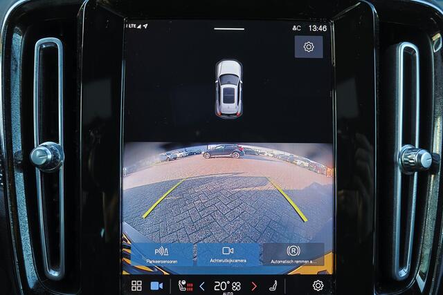 Volvo XC40 Recharge Plus - IntelliSafe Assist & Surround - Parkeercamera achter - Verwarmde voorstoelen & stuur - Parkeersensoren voor & achter - Draadloze tel. lader - Apple Carplay & Android Auto - Warmtepomp - Extra getint glas - Elektr. inklapbare trekhaak - 20'