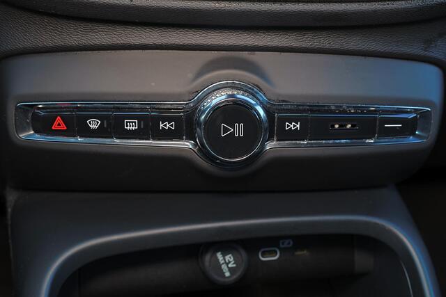 Volvo XC40 Recharge Plus - IntelliSafe Assist & Surround - Parkeercamera achter - Verwarmde voorstoelen & stuur - Parkeersensoren voor & achter - Draadloze tel. lader - Apple Carplay & Android Auto - Warmtepomp - Extra getint glas - Elektr. inklapbare trekhaak - 20'