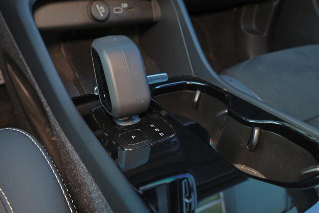 Volvo XC40 Recharge Plus - IntelliSafe Assist & Surround - Parkeercamera achter - Verwarmde voorstoelen & stuur - Parkeersensoren voor & achter - Draadloze tel. lader - Apple Carplay & Android Auto - Warmtepomp - Extra getint glas - Elektr. inklapbare trekhaak - 20'