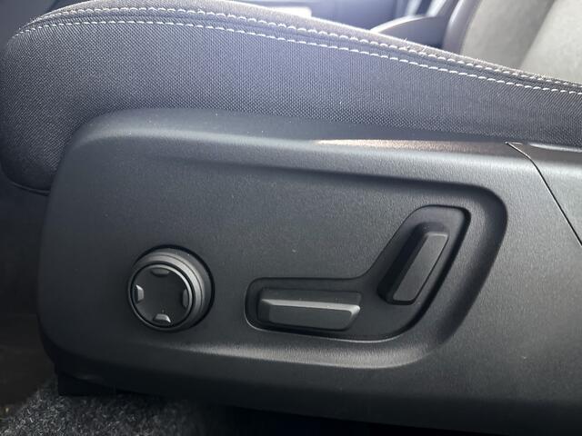 Volvo XC40 B4 Plus Dark Modeljaar 2026 | Parkeercamera | Stoel- en Stuurverwarming | Harman Kardon | Trekhaak