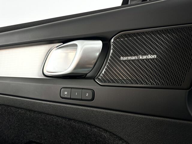 Volvo XC40 B4 Plus Dark Modeljaar 2026 | Parkeercamera | Stoel- en Stuurverwarming | Harman Kardon | Trekhaak