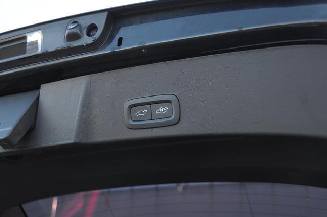 Volvo XC40 T4 211PK Automaat Plus Dark / Elektrische stoelen met geheugen / stuur - en stoelverwarming / Cruise control / Harman kardon audio / elektrische achterklep / Parkeersensoren met camers