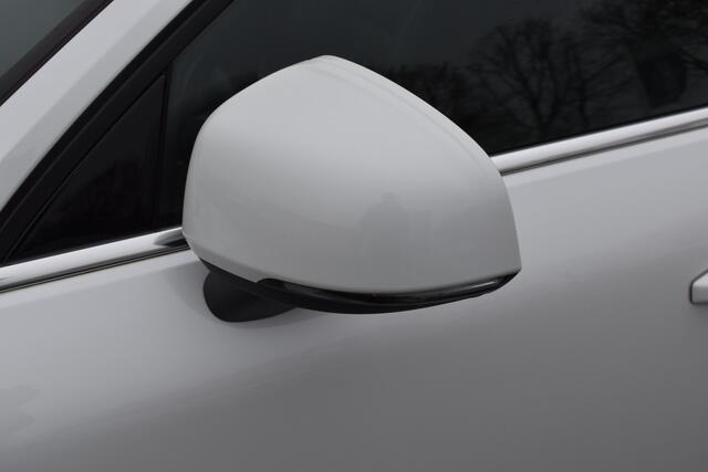 Volvo XC40 T5 262PK Recharge Business Pro | Trekhaak | ACC | Blis | Camera | Leder | Stoelverwarming | 19"LMV