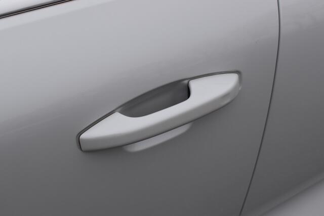 Volvo XC40 T5 262PK Recharge Business Pro | Trekhaak | ACC | Blis | Camera | Leder | Stoelverwarming | 19"LMV