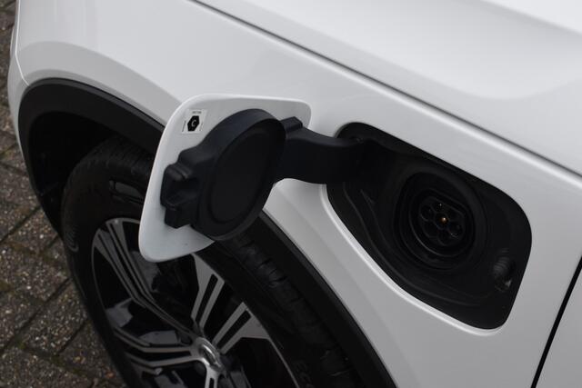 Volvo XC40 T5 262PK Recharge Business Pro | Trekhaak | ACC | Blis | Camera | Leder | Stoelverwarming | 19"LMV