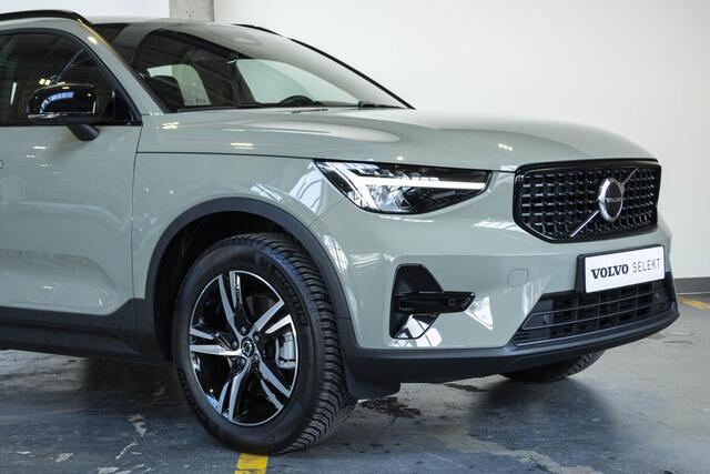 Volvo XC40 B4 Plus Dark | Trekhaak Semi-elektrisch | Adaptieve Cruise Control | Pilot Assist | Verwarmbare voorstoelen | Verwarmbaar stuurwiel | Blind Spot Information System | Verwarmbare voorruit | Parkeercamera | Parkeersensoren voor + achter |