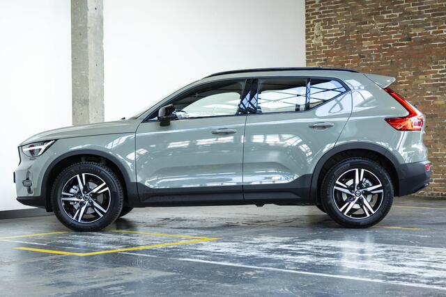 Volvo XC40 B4 Plus Dark | Trekhaak Semi-elektrisch | Adaptieve Cruise Control | Pilot Assist | Verwarmbare voorstoelen | Verwarmbaar stuurwiel | Blind Spot Information System | Verwarmbare voorruit | Parkeercamera | Parkeersensoren voor + achter |