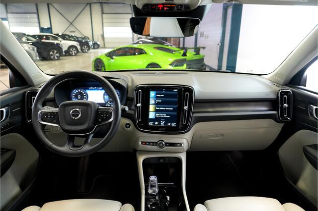 Volvo XC40 1.5 T5 Plug-in Hybrid 193kW/262pk DCT7 Ultimate Dark PANORAMADAK + HARMAN/KARDON + EL.TREKHAAK + ADAPT.CRUISE + PILOT ASSIST + NAVI SENSUS + BLIS + LANE ASSIST + EL.STOELEN + STOEL-&STUURVERWARMING + 360 CAMERA + KEYLESS + PARKSENSOREN V&A + 21" LM-VELGEN