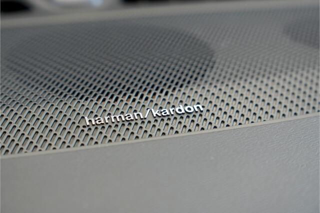 Volvo XC40 1.5 T5 Plug-in Hybrid 193kW/262pk DCT7 Ultimate Dark PANORAMADAK + HARMAN/KARDON + EL.TREKHAAK + ADAPT.CRUISE + PILOT ASSIST + NAVI SENSUS + BLIS + LANE ASSIST + EL.STOELEN + STOEL-&STUURVERWARMING + 360 CAMERA + KEYLESS + PARKSENSOREN V&A + 21" LM-VELGEN