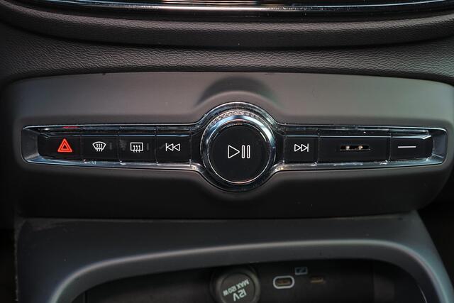 Volvo XC40 Recharge P8 AWD R-Design - IntelliSafe Assist & Surround - Parkeercamera achter - Parkeersensoren voor & achter - Verwarmde voorstoelen & stuur - Warmtepomp - 19' LMV