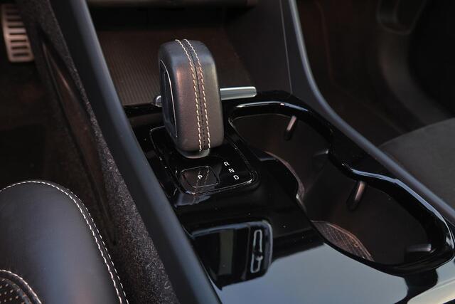 Volvo XC40 Recharge P8 AWD R-Design - IntelliSafe Assist & Surround - Parkeercamera achter - Parkeersensoren voor & achter - Verwarmde voorstoelen & stuur - Warmtepomp - 19' LMV