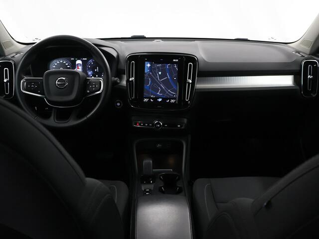 Volvo XC40 2.0 B4 Momentum Business | Navigatie | Parkeercamera | Stoel/Stuurverwarming | Keyless Go | Cruise Control Adaptief |