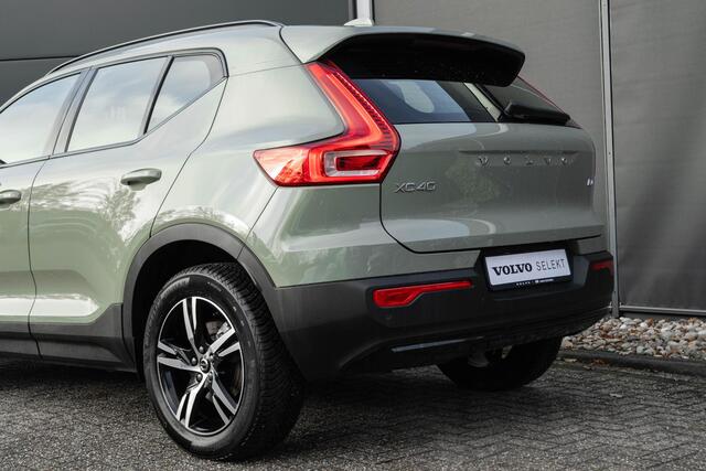 Volvo XC40 B4 Plus Dark | Verwarmbare Voorstoelen en Stuurwiel | Semi-Elektrische Trekhaak | Verwarmbare Voorruit | Premium Audio by Harman Kardon | Adaptieve Cruise Control | Park Assist