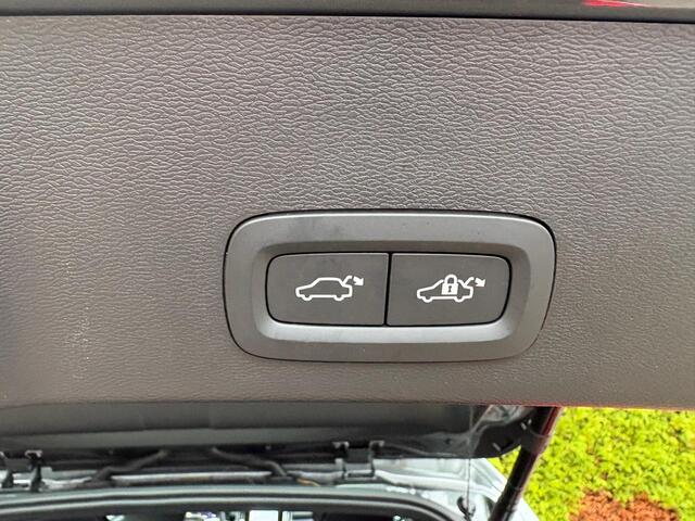 Volvo XC40 2.0 B4 Plus Dark | Harman/Kardon | Elektrisch verstelbare stoelen | Trekhaak |