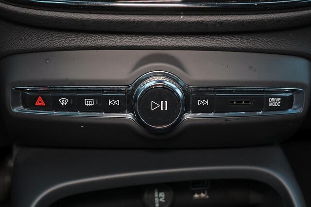 Volvo XC40 T2 Business Pro - IntelliSafe Assist & Surround - Parkeercamera achter - Parkeersensoren achter - High Performance audio- Elektr. inklapbare trekhaak - 18' LMV