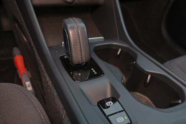 Volvo XC40 T2 Business Pro - IntelliSafe Assist & Surround - Parkeercamera achter - Parkeersensoren achter - High Performance audio- Elektr. inklapbare trekhaak - 18' LMV