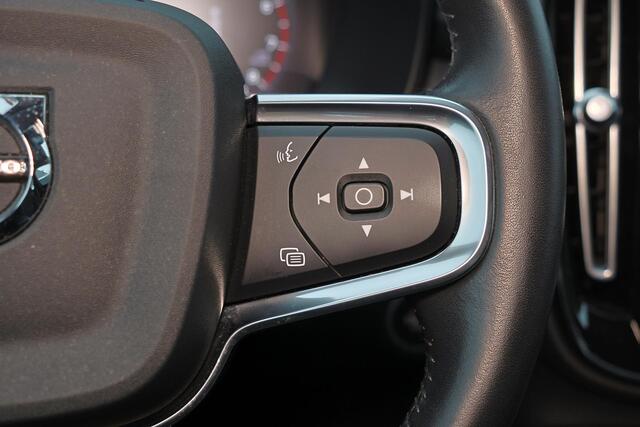 Volvo XC40 T2 Business Pro - IntelliSafe Assist & Surround - Parkeercamera achter - Parkeersensoren achter - High Performance audio- Elektr. inklapbare trekhaak - 18' LMV