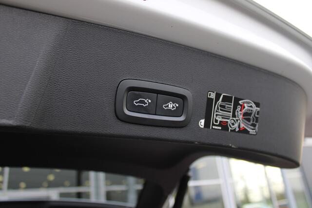 Volvo XC40 T2 Automaat Business Pro | Schuif/kanteldak | Trekhaak | El. stoelen | H&K Audio | 360 Camera