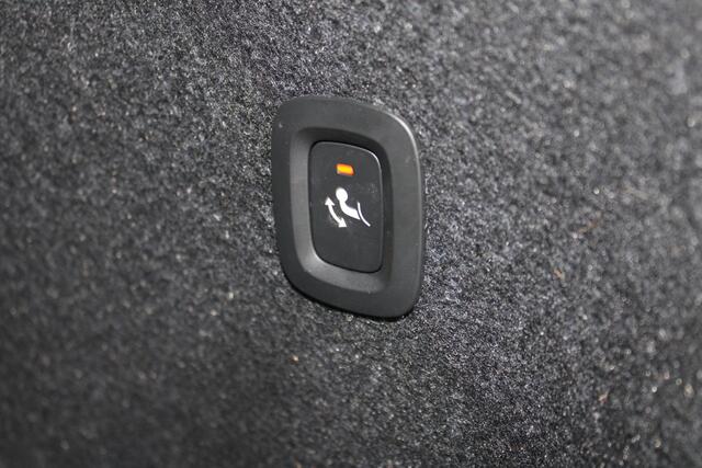 Volvo XC40 T2 Automaat Business Pro | Schuif/kanteldak | Trekhaak | El. stoelen | H&K Audio | 360 Camera