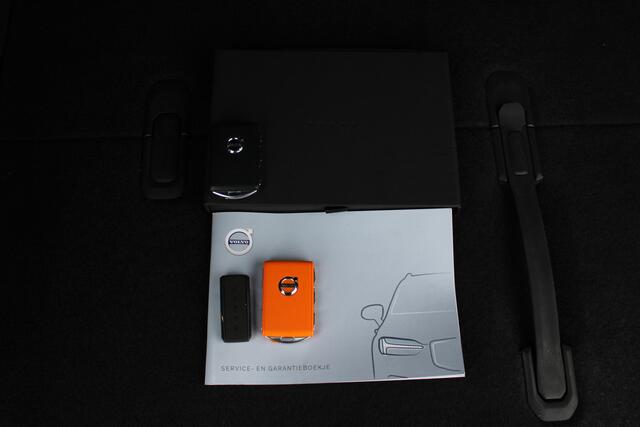 Volvo XC40 T2 Automaat Business Pro | Schuif/kanteldak | Trekhaak | El. stoelen | H&K Audio | 360 Camera