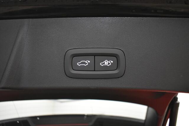 Volvo XC40 1.5 T5 Plug-in hybrid Ultimate Dark SOH 97% Pano Cam Dhoek El-stoelen + Aklep Harman Kardon