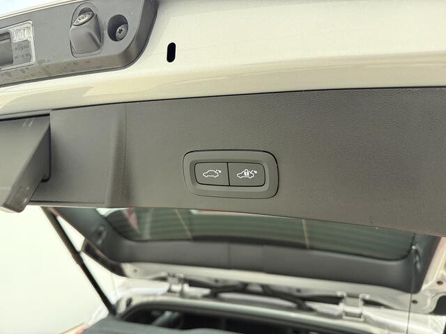 Volvo XC40 B4 211pk Plus Dark / Harman&Kardon / El. Trekhaak / El. Stoelen / Stoel + Stuurw. Verwarming / BLIS / ACC / PDC + CAM / Verw. Voorruit /