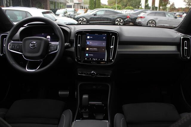 Volvo XC40 Recharge P8 AWD R-Design / Trekhaak / Camera / Keyless / Harman Kardon / 19'' / Half leder / Stuur+Stoelverwarming / DAB / Dodehoek / ACC