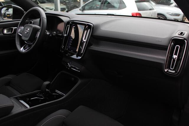 Volvo XC40 Recharge P8 AWD R-Design / Trekhaak / Camera / Keyless / Harman Kardon / 19'' / Half leder / Stuur+Stoelverwarming / DAB / Dodehoek / ACC