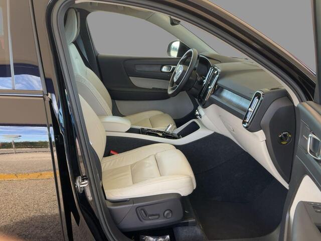 Volvo XC40 1.5 T4 Plug-in hybrid Ultimate Dark | Leder | extra getint glas | Keyless entry/start | schuif/kantel panoramadak | Stoel/stuur verwarming | Elektrisch bedienbare achterklep |