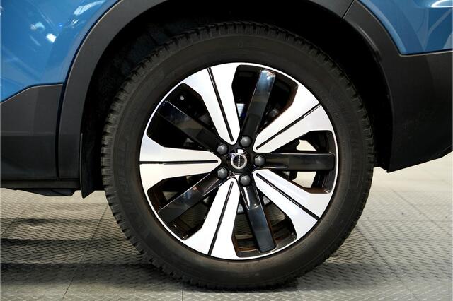 Volvo XC40 1.5 T4 Plug-in Hybrid 155kW/211pk DCT7 Plus Dark FACELIFT! PANORAMADAK + HARMAN/KARDON + CAMERA + CLIMA + CRUISE + NAVI SENSUS + LANE ASSIST + SPORTSTOELEN + KEYLESS ENTRY&GO + EL.ACHTERKLEP + PD-GLASS + PARKSENSOREN V&A + 18" LM-VELGEN!!