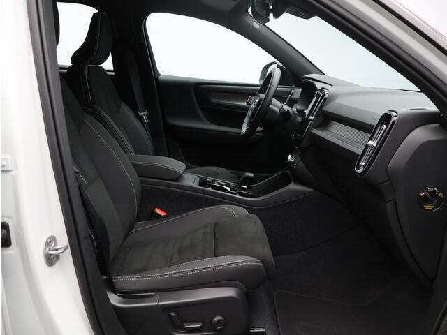Volvo XC40 B4 197PK Plus Black Edition / Nubuck Bekleding / 20" / Contrasterend Dak / Harman Kardon / Elekt. Verstelb. Stoelen / Verwarmbaar Stuurwiel + Voorstoelen / BLIS /Adaptive Cruise /