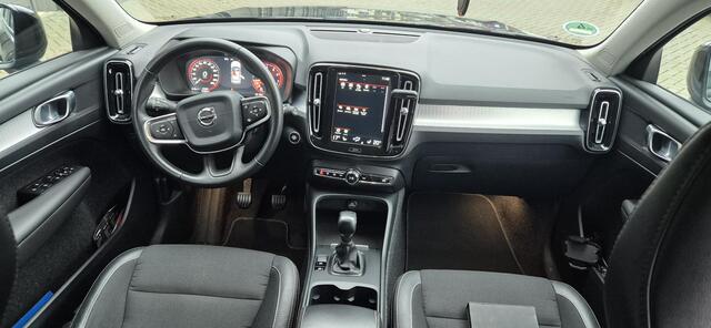 Volvo XC40 1.5 T3 Momentum, Navi, Cruise, PDC, Clima, Bluetooth enz. Voor een particulier aangeboden als eerste eigenaar, goed onderhouden en pas geleden koppeling en dubbelmassa vliegwiel vervangen.